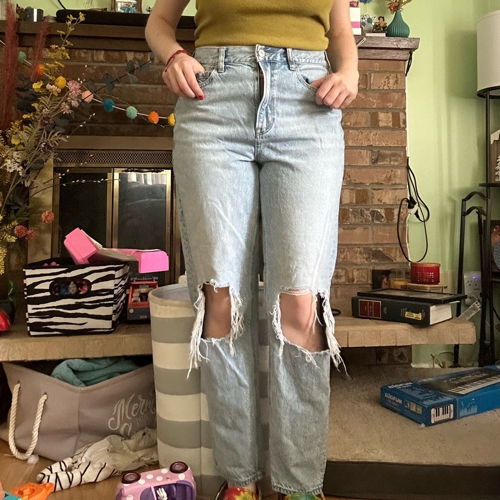 Distressed ripped high waisted denim jeans